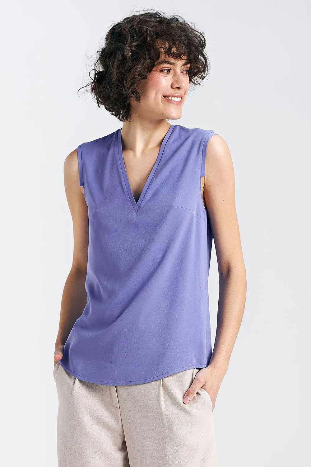 Chic Sleeveless Viscose Blouse with Pleated Details