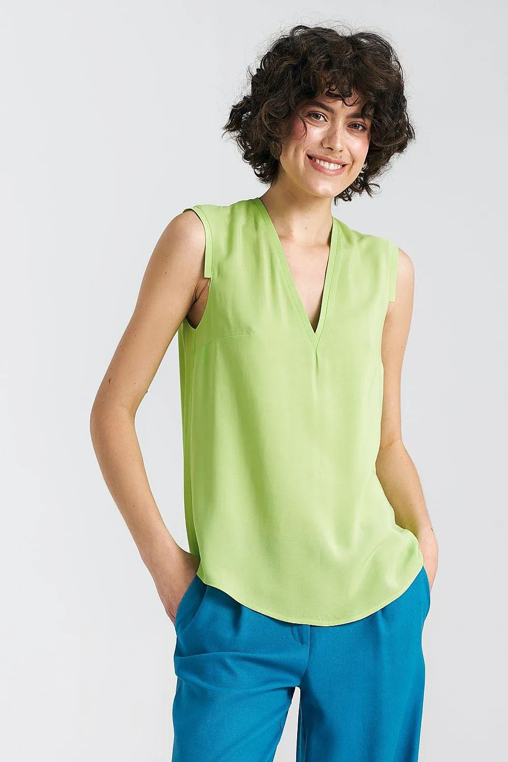 Chic Sleeveless Viscose Blouse with Pleated Details