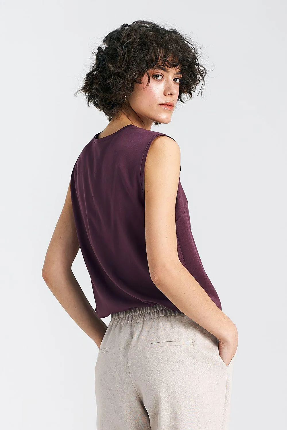 Chic Sleeveless Viscose Blouse with Pleated Details